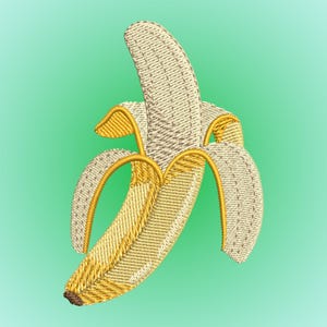 Puede incluir: Un parche bordado de un plátano parcialmente pelado. La fruta es de color crema claro con un patrón de puntadas texturizado, mientras que la cáscara es de un amarillo vibrante con bordes amarillo oscuro. La punta es de color marrón oscuro.