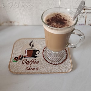 Kaffetid | Muggunderlägg + Koppunderlägg - ITH Broderiset - Digital nedladdning (PDF-instruktioner ingår)