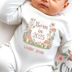 Geboren im Jahr 2025 Baby Geschenk, personalisierte Neugeborenen Geschenk Set, neuer Baby Strampler, individuelles erstes Baby wachsen, Baby Mädchen Outfit, Babymitteilung - 1442