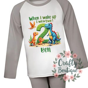 Pijama de 2º aniversário, Quando eu acordar, terei dois anos, Pijama de aniversário para meninos, Pijama de dinossauro, Ideia de presente personalizado, Camiseta de segundo aniversário - 1287