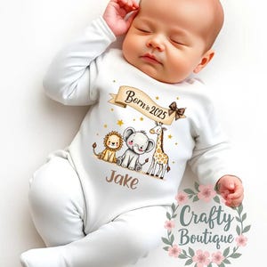 Geboren im Jahr 2025 Baby wächst personalisierbar Name Jahr Schlafanzug Geschenk Lätzchen Neugeborene neues Baby Ankündigung Gedrucktes Neugeborenen Outfit - 1099