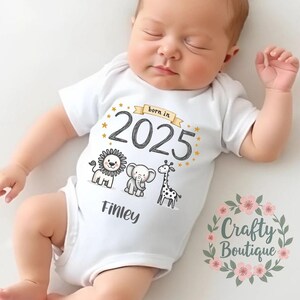 Neues Baby Geschenk, geboren in 2025 Baby wachsen Schlafanzug Strampler Geschenk Lätzchen Neugeborene Neues Baby Set Namen Ankündigung Gedrucktes Neugeborenen Outfit - 1075
