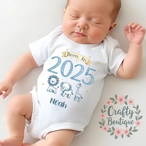 Geboren im Jahr 2025 Personalisierte Baby wachsen Schlafanzug Geschenk Lätzchen Neugeborene neue Baby Set Ankündigung Gedruckt Neugeborenen Outfit Süßes Tier Jahr - 1076