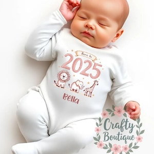Baby geboren in 2025 personalisierter individueller Name Baby wächst Schlafanzug Geschenk Lätzchen Neugeborenes neues Set Ankündigung gedrucktes Mädchen-Neugeborenen-Outfit - 1080