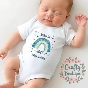 Geboren im Jahr 2025 Baby Geschenk, personalisierte Neugeborenen Geschenk Set, neuer Baby Strampler, individuelles erstes Baby wachsen, Baby Jungen Outfit, Babymitteilung - 1254