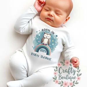Geboren im Jahr 2025 Baby Geschenk, personalisierte Neugeborenen Geschenk Set, neuer Baby Strampler, individuelles erstes Baby wachsen, Baby Jungen Outfit, Babyankündigung - 1253
