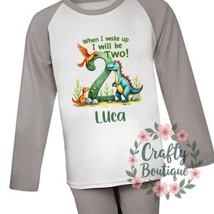 Pijama de 2º aniversário, Quando eu acordar, terei dois anos, Pijama de aniversário para meninos, Pijama de dinossauro, Ideia de presente personalizado, Camiseta de segundo aniversário - 1286