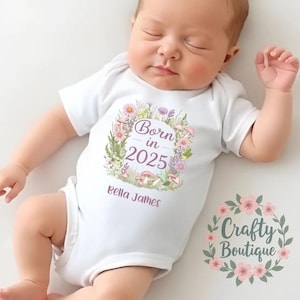 Geboren im Jahr 2025 Baby Geschenk, personalisierte Neugeborenen Geschenk Set, neuer Baby Strampler, individuelles erstes Baby wachsen, Baby-Mädchen Outfit, Babymitteilung - 1441
