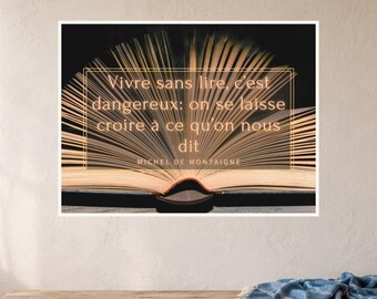 Puede incluir: Una impresión de arte mural rectangular que muestra un libro abierto con páginas desplegadas sobre un fondo oscuro. El texto dice: Vivre sans lire, c'est dangereux: on se laisse croire à ce qu'on nous dit. MICHEL DE MONTAIGNE, enmarcado por una fina línea dorada.