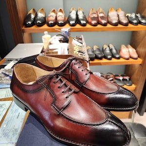 Handgemaakte bruine herenschoenen met split-teen – klassiek en elegant