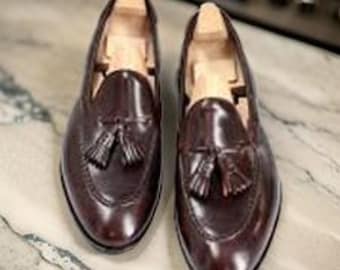 Mocasines con borlas de cordobán burdeos hechos a mano para hombre