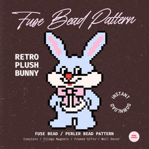 Op de afbeelding: Een gepixelde lichtblauwe konijn met roze oren en een roze vlinderdas is te zien. De tekst "Fuse Bead Pattern" en "Retro Plush Bunny" worden weergegeven in een decoratief lettertype. De woorden "Instant Download" zijn ook zichtbaar.