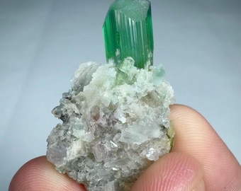 パキスタン産のマトリックスクォーツにグリーントルマリンの宝石結晶