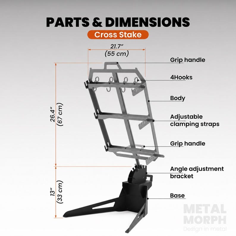 Puede incluir: Una estaca en cruz de metal gris con base negra, que presenta un cuerpo con cuatro ganchos, correas de sujeci&oacute;n ajustables y dos asas. El diagrama etiqueta las piezas y dimensiones, indicando 55 cm de ancho y 100 cm de altura total.