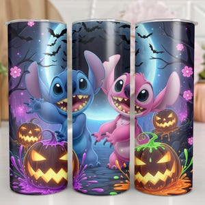 Pode incluir: Caneca com tema de Halloween com os personagens Stitch e Angel com lanternas de ab&oacute;bora. O design inclui uma lua cheia, morcegos e um fundo de floresta escuro e assustador. A caneca &eacute; cil&iacute;ndrica.