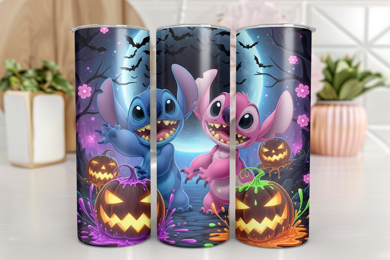 Pode incluir: Caneca com tema de Halloween com os personagens Stitch e Angel com lanternas de ab&oacute;bora. O design inclui uma lua cheia, morcegos e um fundo de floresta escuro e assustador. A caneca &eacute; cil&iacute;ndrica.