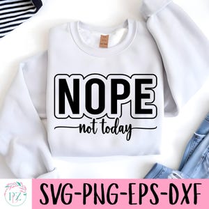Op de afbeelding: Wit sweatshirt met zwarte tekst die "NOPE not today" zegt.