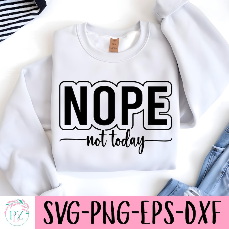 Op de afbeelding: Wit sweatshirt met zwarte tekst die "NOPE not today" zegt.