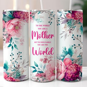 以下が含まれることがあります： 花柄のデザインと「To the world you are a Mother but to your family you are the World」というテキストが書かれた白いタンブラーです。