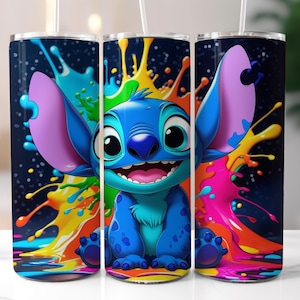 Puede incluir: Tres vasos de acero inoxidable con un dise&ntilde;o colorido que presenta al personaje de dibujos animados Stitch. El dise&ntilde;o muestra a Stitch sobre un fondo de salpicaduras de pintura de varios colores. El personaje es azul con orejas grandes y una expresi&oacute;n alegre.