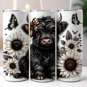 Svartvit Highland Cow Flower Tumbler Sublimeringsdesign, Baby Highland Cow Solrosor Tumbler Wrap, Spring Highland Cow Digital png