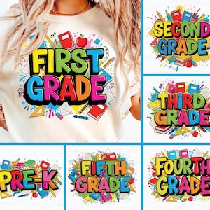 Könnte beinhalten: Ein cremefarbenes T-Shirt mit den Worten "FIRST GRADE" in großen, bunten Buchstaben. Das Design umfasst schulische Elemente wie Bücher, Bleistifte und einen Apfel. Zusätzliche Designs für Second, Third, Fourth, Fifth Grade und Pre-K sind ebenfalls abgebildet.