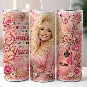 Könnte beinhalten: Ein zylindrischer Becher mit einem Porträt von Dolly Parton, einer rosa Akustikgitarre und Blumenmotiven in Rosa- und Weißtönen. Der Text lautet: If you see someone without a smile... give them one of yours. Eine Unterschrift ist enthalten.
