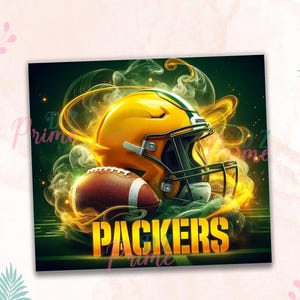 Pode incluir: Capacete de futebol americano verde e dourado com uma bola de futebol na frente. O capacete tem um design verde e dourado e as palavras "PACKERS" est&atilde;o escritas em letras douradas abaixo do capacete e da bola.
