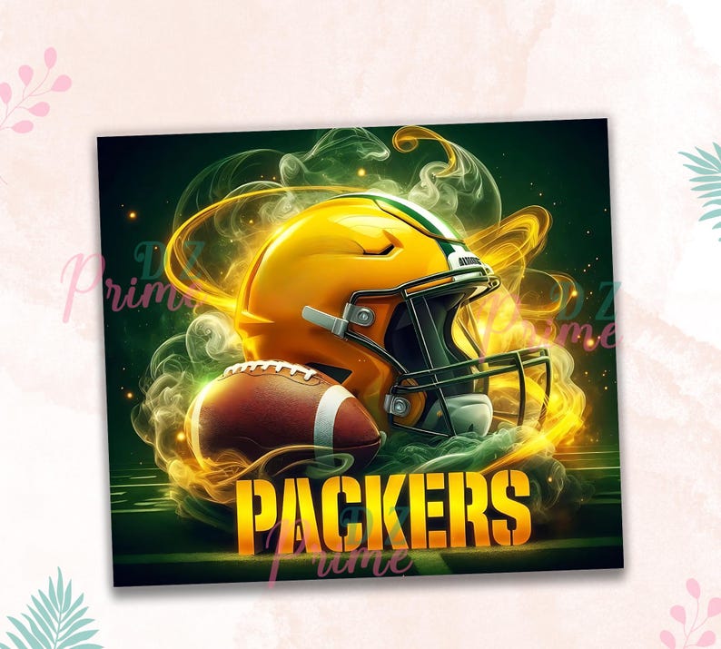 Pode incluir: Capacete de futebol americano verde e dourado com uma bola de futebol na frente. O capacete tem um design verde e dourado e as palavras "PACKERS" est&atilde;o escritas em letras douradas abaixo do capacete e da bola.