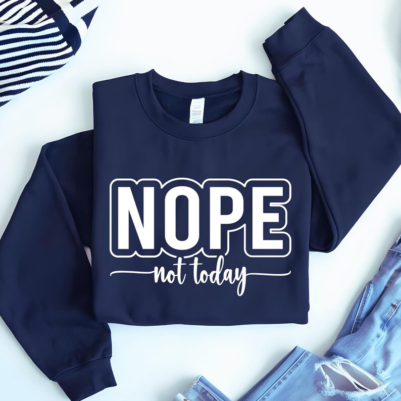 Op de afbeelding: Een marineblauw sweatshirt met witte tekst die "NOPE not today" zegt.