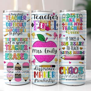 Puede incluir: Tres vasos aislados blancos con diseños coloridos y texto para profesores. Un vaso tiene el texto "a truly great TEACHER" y "TEACH LOVE INSPIRE". Otro tiene una manzana rosa y el nombre "Mrs. Emily". El tercero tiene el texto "Don't make me use my teacher voice".