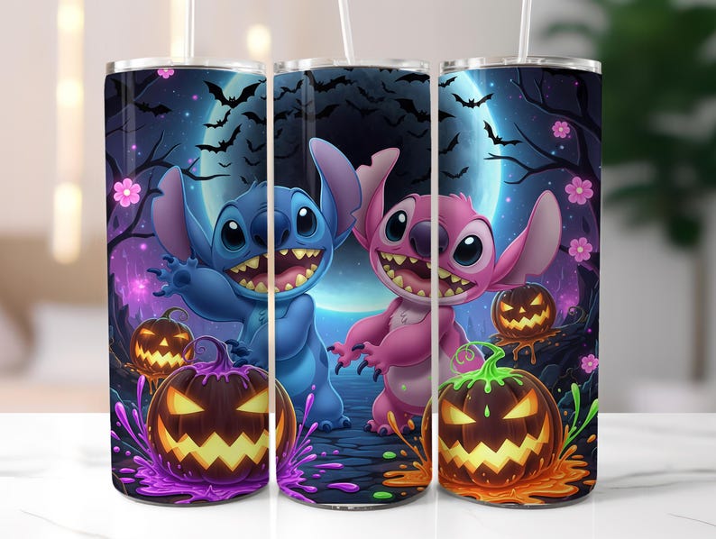 Pode incluir: Caneca com tema de Halloween com personagens de desenhos animados azuis e rosa com orelhas grandes e dentes afiados. O design inclui ab&oacute;boras, morcegos e uma lua cheia em um fundo escuro e roxo. A caneca tem um canudo branco.