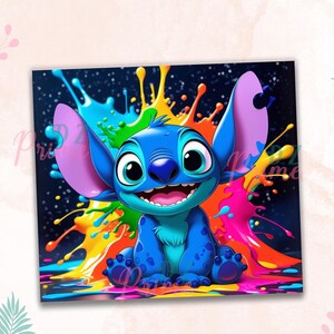 Puede incluir: Ilustraci&oacute;n vibrante del personaje Stitch de Lilo & Stitch. Stitch se representa en tonos azules con grandes orejas y una amplia sonrisa, sobre un fondo de salpicaduras de pintura coloridas. La obra de arte tiene un estilo de dibujos animados.