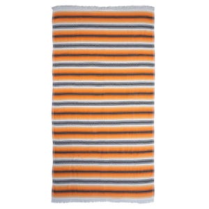 Peut inclure: Jeté de canapé rayé orange et noir avec une bordure à franges. La couverture présente un motif mexicain traditionnel.