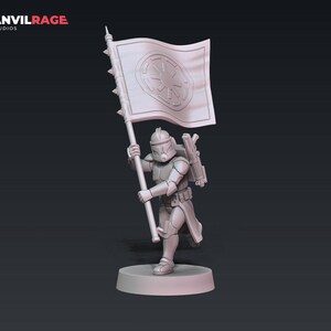 Puede incluir: Una figura blanca de un soldado con armadura, sosteniendo una bandera con un emblema circular. La bandera tiene un mástil con púas. El soldado está corriendo y la figura está sobre una base redonda. El logotipo de Anvilrage Studios está en la esquina superior izquierda.
