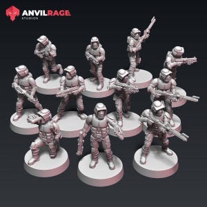 Może przedstawiać: Kolekcja miniaturowych żołnierzy science-fiction w różnych pozach akcji. Każda figurka jest ubrana w szczegółową zbroję i hełmy, trzymając karabiny lub broń boczną. Figurki znajdują się na okrągłych podstawach, gotowe do gier stołowych lub ekspozycji. Logo Anvilrage Studios znajduje się w lewym górnym rogu.