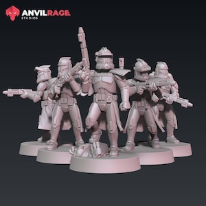 Könnte beinhalten: Fünf hellgraue Actionfiguren von Soldaten in Rüstung, die jeweils eine Waffe halten. Die Figuren stehen auf kreisförmigen Sockeln. Das Logo von Anvilrage Studios befindet sich in der oberen linken Ecke.