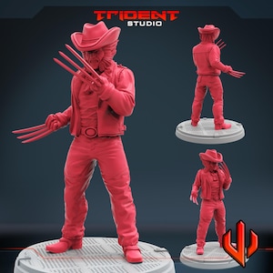 Op de afbeelding: Een rode figuur van een personage met een cowboyhoed, jas en broek, met uitgestoken klauwen. Het beeldje staat op een cirkelvormige basis. Het Trident Studio-logo is rechtsboven zichtbaar.