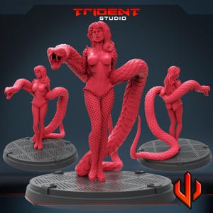 Può includere: Scultura in resina rossa di una donna con corpo di serpente. La scultura è su una base rotonda grigio scuro. Il logo Trident Studio si trova nell'angolo in alto a destra.