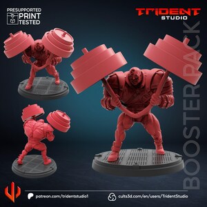 Op de afbeelding: Rode 3D-geprinte figuur van een gespierd personage dat een halter optilt. De figuur staat op een cirkelvormige basis met een gestructureerd oppervlak. De afbeelding bevat de tekst "BOOSTER PACK" en "TRIDENT STUDIO".