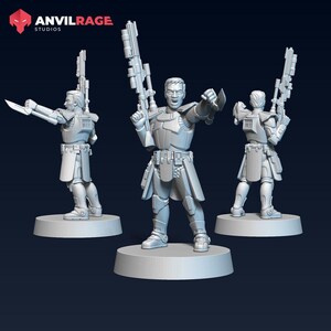 Może przedstawiać: Trzy białe miniaturowe figurki futurystycznego żołnierza w pozach bojowych. Każda figura jest uzbrojona w karabin lub ostrze. Figurki stoją na okrągłych podstawach. Logo Anvilrage Studios znajduje się w lewym górnym rogu.
