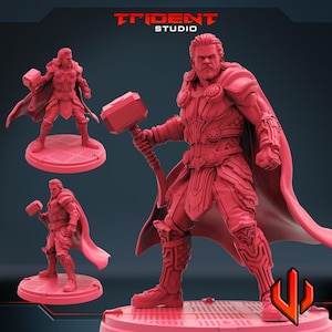 Może przedstawiać: Czerwona figurka Thora, trzymającego swój młot, Mjolnir. Figurka jest w dynamicznej pozie, z peleryną i szczegółową zbroją. Logo Trident Studio jest widoczne w lewym górnym rogu.