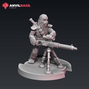 Peut inclure: Figurine grise imprimée en 3D d'un personnage ressemblant à un Wookiee, tenant une grosse mitrailleuse sur un trépied. La figurine a une texture de fourrure et porte une armure. La base est une plateforme circulaire. Le logo Anvilrage Studios est en haut à gauche.