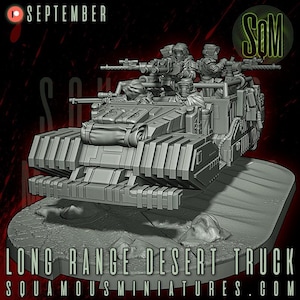 Può includere: Modello grigio dettagliato di un Long Range Desert Truck con armi e figure montate. Il testo "SEPTEMBER" e "SOM" sono visibili. La base include il testo "LONG RANGE DESERT TRUCK" e "SQUAMOUSMINIATURES.COM".