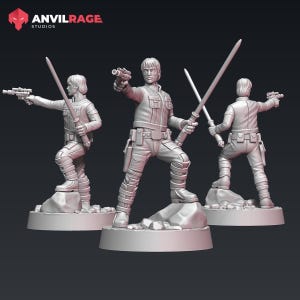 Peut inclure: Trois figurines miniatures grises d'un personnage de science-fiction. Chaque figurine est posée avec une arme, soit un blaster, soit un sabre laser. Les figurines sont sur de petits socles rocheux. Le logo Anvilrage Studios est en haut à gauche.