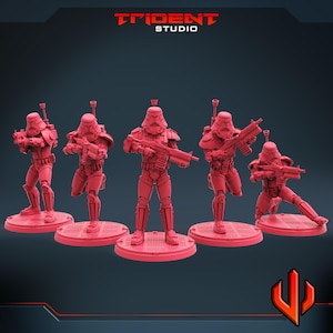 Peut inclure: Cinq figurines rouges de soldats en armure, chacune tenant une arme. Les figurines sont sur des socles circulaires. Le logo Trident Studio est en haut. Les figurines sont dans diverses poses d'action.