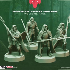 Peut inclure: Quatre figurines grises miniatures du "404th RECON COMPANY - BUTCHERS WELCOME PACK" sont présentées. Chaque figurine est posée sur une base circulaire et porte une cape à capuche et un masque, tenant une arme en forme de bâton. Le logo Anvilrage Studios est visible.