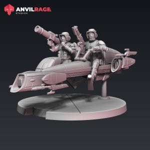 以下が含まれることがあります： ヘルメットと鎧を身につけた2体のフィギュアがそれぞれ武器を持っている、未来的な乗り物のグレーモデル。乗り物は円形の台座に取り付けられています。Anvilrage Studiosのロゴが左上にあります。