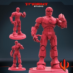 Op de afbeelding: Een rode Sentinel robotfiguur, met drie verschillende weergaven van dezelfde figuur. De robot staat op een ronde basis. Het Trident Studio-logo staat in de linkerbovenhoek.