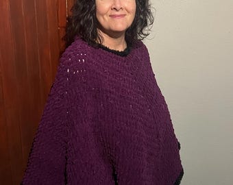 Gehaakte pluizige poncho met V-hals